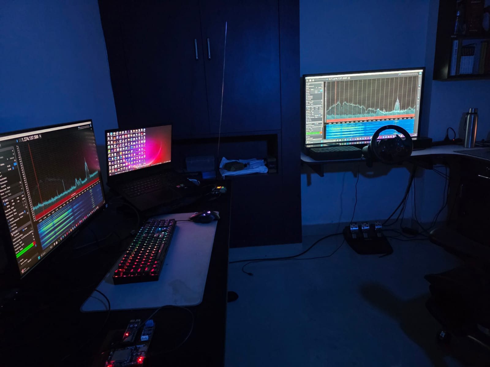Signal-analysis monitors and connected equipment in NAVFRAN’s engineering workspace